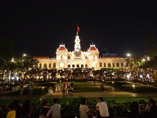Ho Chi Minh Belediye Sarayı Meydanı
